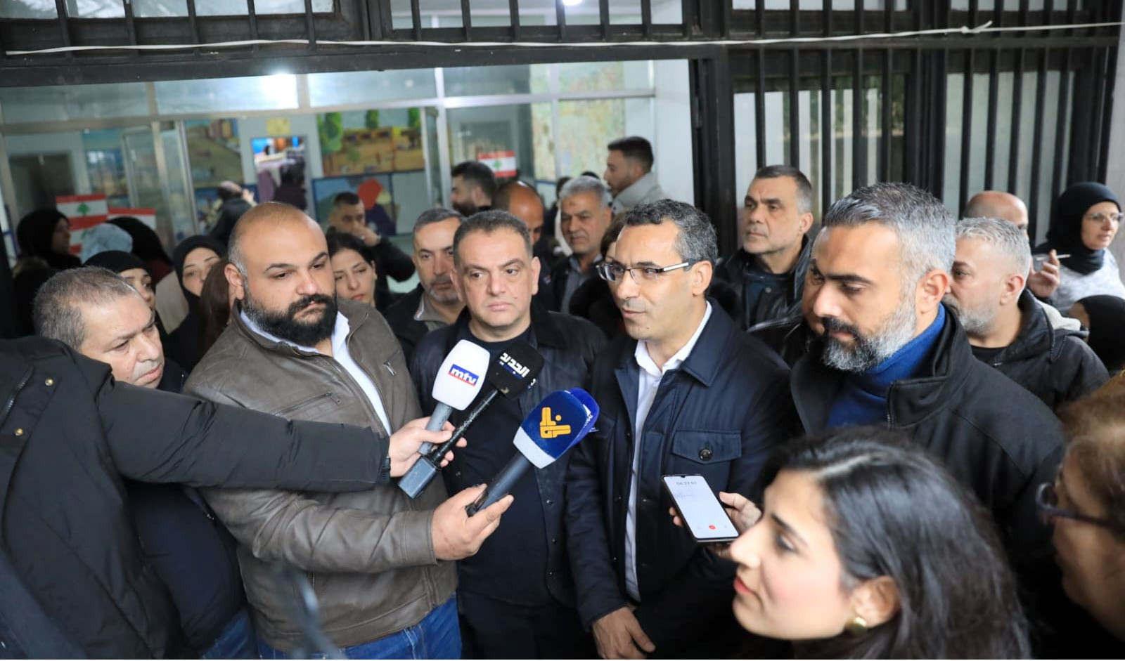 وزير الزراعة يتفقد أوضاع النازحين في ثانوية الشويفات: نموذج متكامل لإدارة مراكز الإيواء وتعاون بين مختلف الجهات