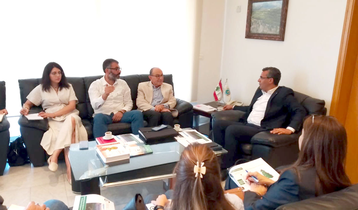 وزير الزراعة نزار هاني يبحث مع المركز اللبناني للبحوث والدراسات سبل تفعيل الممارسات الزراعية الجيدة بدعم من هولندا