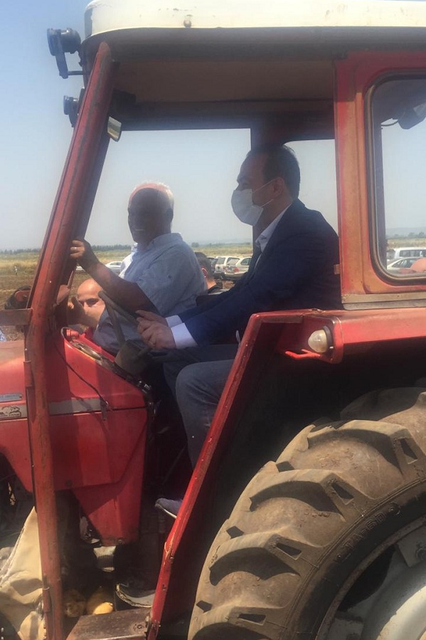 وزير الزراعة شارك مزارعي البطاطا العمل في عكار 