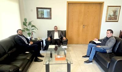 وزير الزراعة الدكتور نزار هاني يعزز الشراكة مع القطاع الخاص والمزارعين والنحالين لدعم الزراعة المستدامة وحماية الموارد الطبيعية